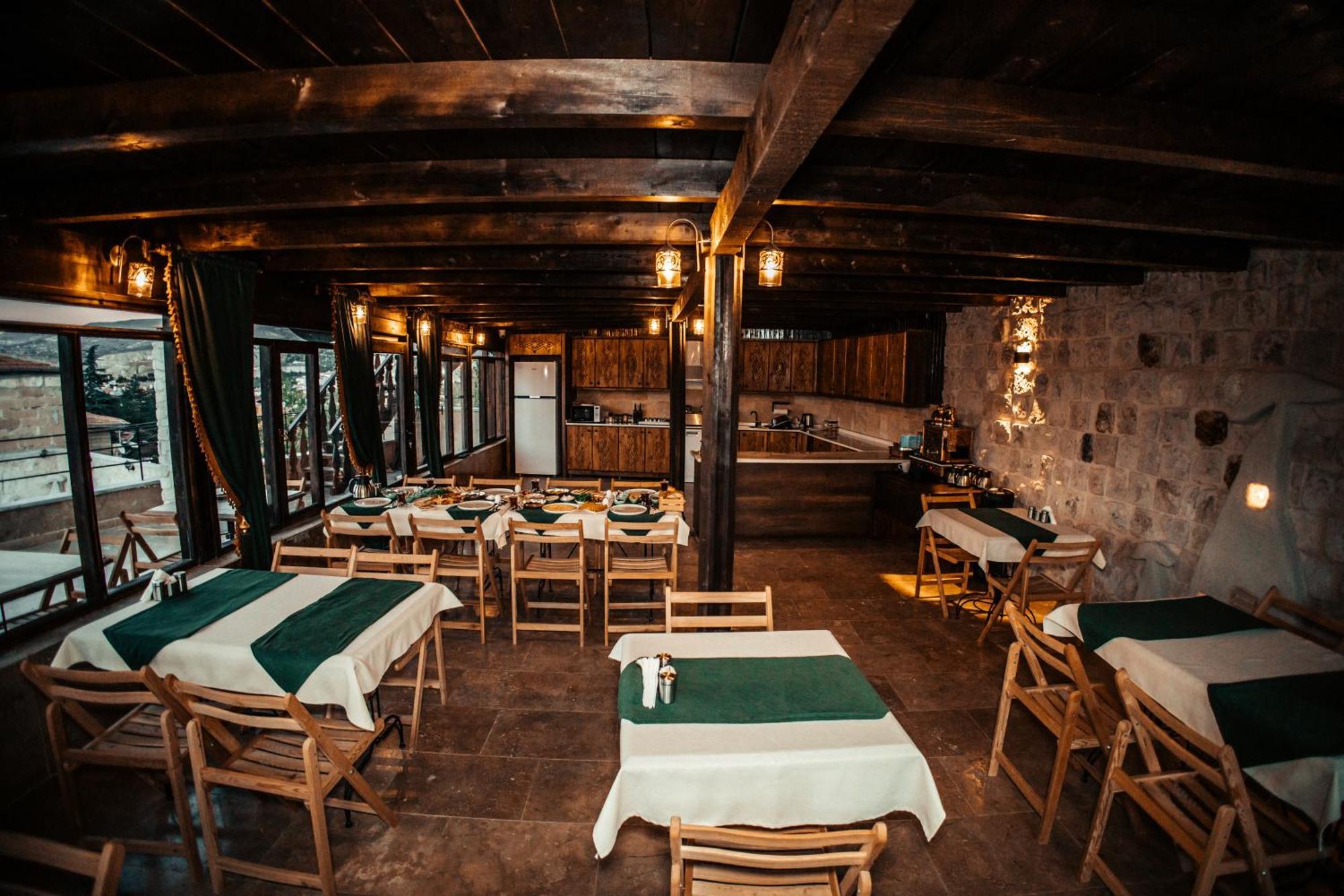Vanessa Cave House Bed & Breakfast Юргюп Екстериор снимка