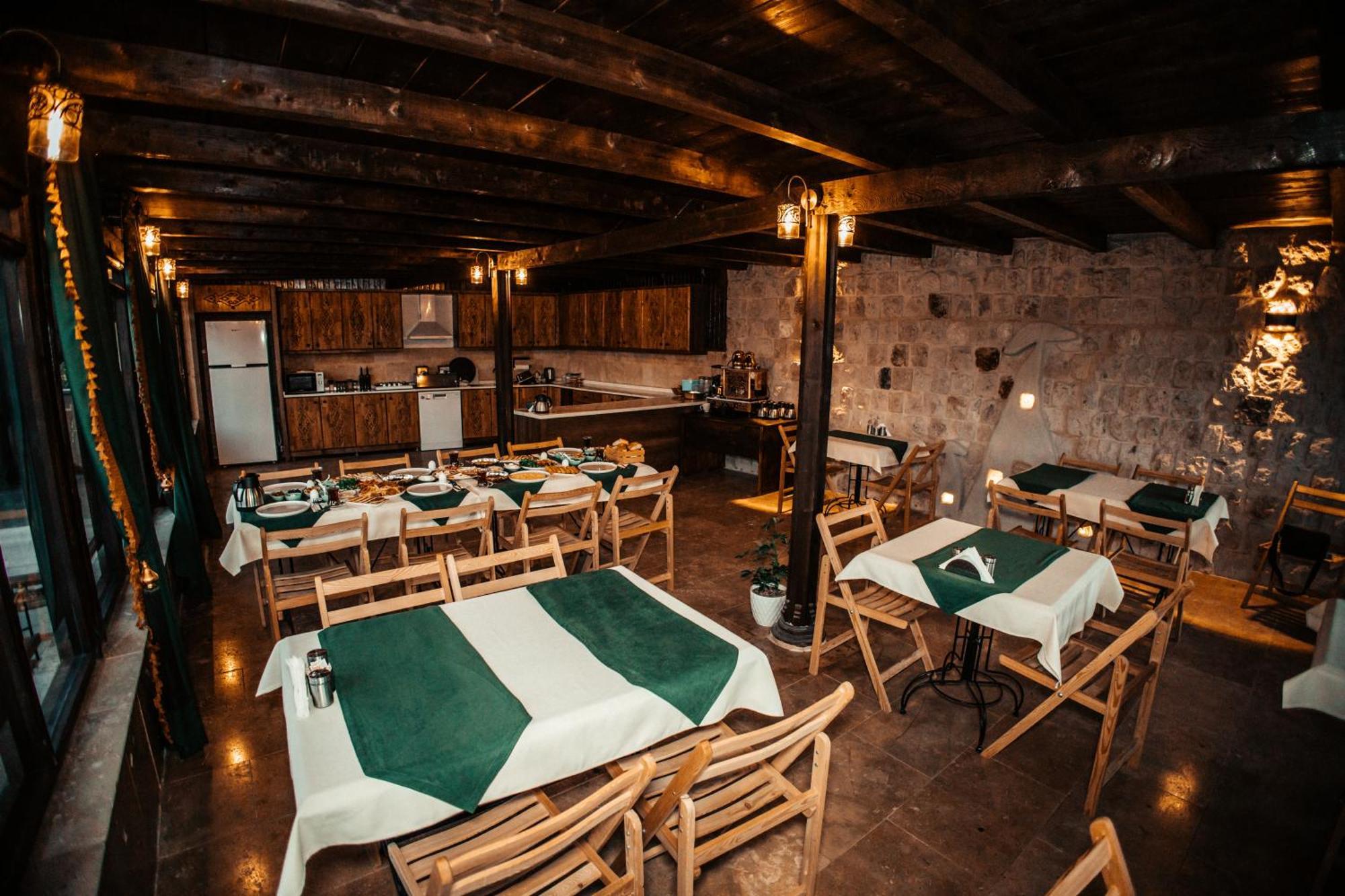 Vanessa Cave House Bed & Breakfast Юргюп Екстериор снимка