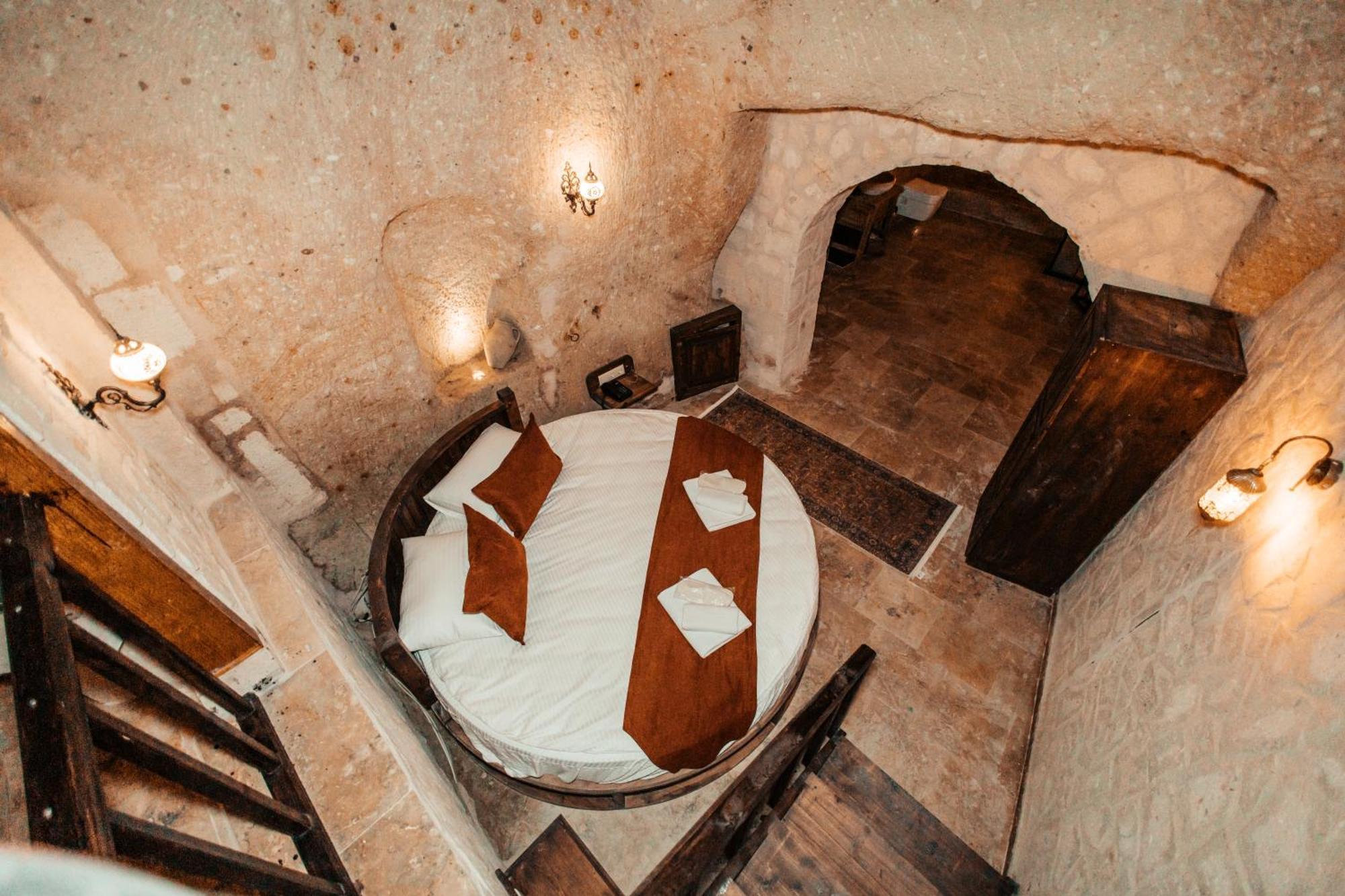 Vanessa Cave House Bed & Breakfast Юргюп Екстериор снимка