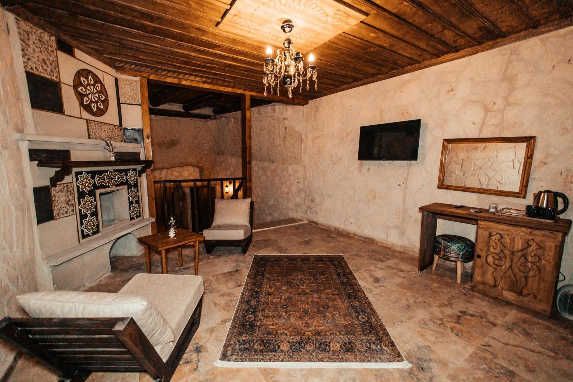 Vanessa Cave House Bed & Breakfast Юргюп Екстериор снимка